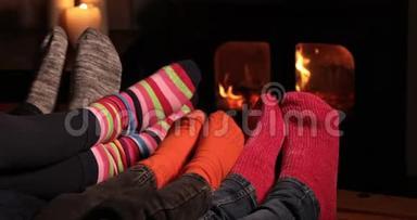 家中舒适的家人在家穿着袜子温暖的双脚被火焰包围